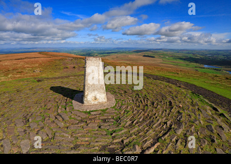 Trig punto sulla sommità della collina di Pendle sul Pendle Way, Pendle, Lancashire, Inghilterra, Regno Unito. Foto Stock