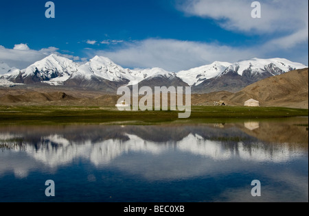 Vista del karakoram mountain range dal Lago Karakul, provincia dello Xinjiang, Cina. Foto Stock