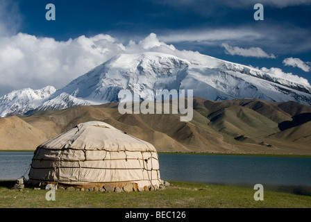 Yurta di fronte a Monte Muztagh Ata nel Lago Karakul, provincia dello Xinjiang, Cina. Foto Stock