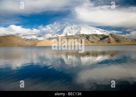 Vista del Muztagh Ata nel Karakoram Mountain Range, provincia dello Xinjiang, Cina. Foto Stock