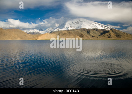 Vista del Muztagh Ata nel Karakoram Mountain Range, provincia dello Xinjiang, Cina. Foto Stock