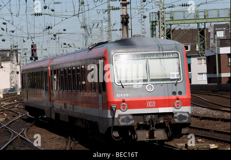 Le ferrovie tedesche vagone ferroviario diesel su un servizio locale tra Colonia e Dusseldorf Foto Stock