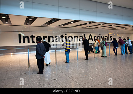 Persone in attesa per gli arrivi internazionali all'aeroporto di Heathrow Londra Inghilterra REGNO UNITO Foto Stock