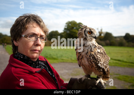 Gestore di donna con bengala gufo reale al posto Groombridge Gardens Foto Stock