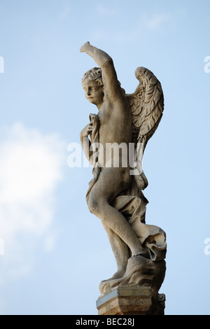 Statua di angelo alato con il braccio sollevato sul tetto del Duomo di Milano, Lombardia, Italia Foto Stock