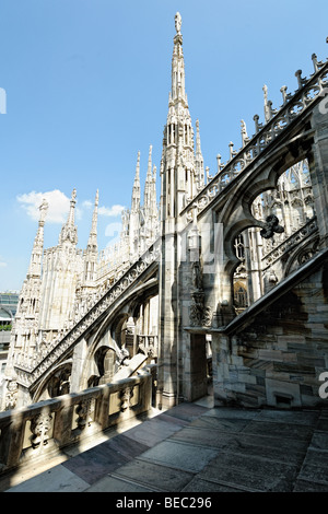 Flying contrafforte sostenere il tetto del Duomo di Milano, con le statue sulla sommità di guglie, Lombardia, Italia Foto Stock