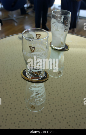 Vuoto bicchieri Guinness Gravity Bar Guinness Storehouse Dublino Irlanda Foto Stock