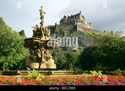Monumento eretto nei giardini di Princes Street Edinburgh Scotland Regno Unito Foto Stock