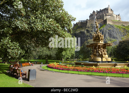 Monumento eretto nei giardini di Princes Street Edinburgh Scotland Regno Unito Foto Stock