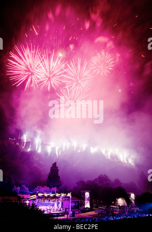 Fuochi d'artificio alla cerimonia di chiusura del Festival di Edimburgo in Scozia UK Foto Stock