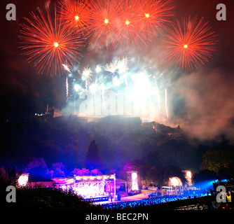 Fuochi d'artificio alla cerimonia di chiusura del Festival di Edimburgo in Scozia UK Foto Stock