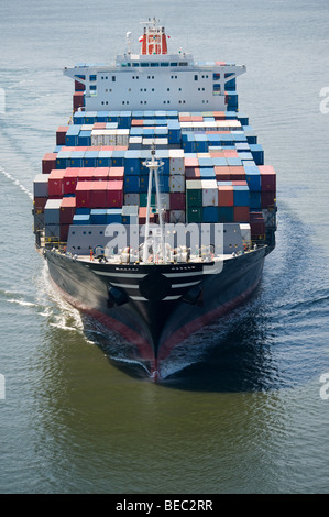 Vista frontale della nave da carico Foto Stock