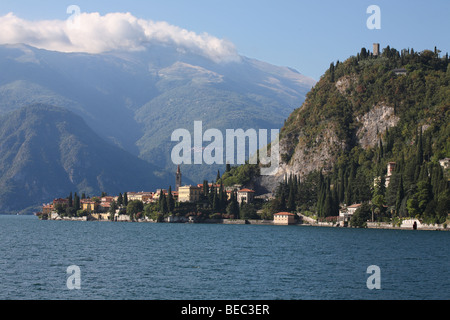 Varenna e il castello di Vezio visto sopra il lago di Como dal Fiumelatte, Italia, Europa Foto Stock
