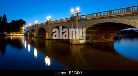 Kingston Bridge al tramonto, Kingston-upon-Thames, Inghilterra, Regno Unito Foto Stock