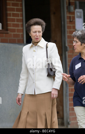 La famiglia reale britannica di S.A.R. la principessa Anne, la Principessa Reale, a un impegno ufficiale di una scuola di equitazione in Chigwell Foto Stock