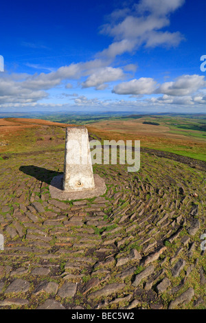 Trig punto sulla sommità della collina di Pendle sul Pendle Way, Pendle, Lancashire, Inghilterra, Regno Unito. Foto Stock