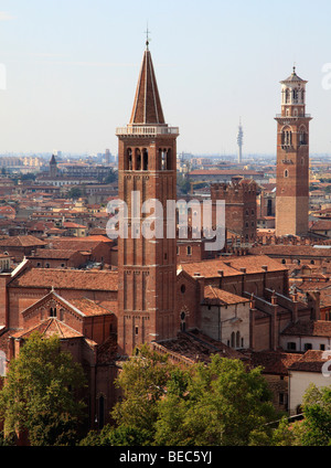 L'Italia, Verona, Sant' Anastasia Chiesa, la Torre dei Lamberti Foto Stock