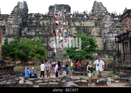 I turisti la scalata verso il basso i passaggi alla collina Bakheng tempio di Angkor, Cambogia Foto Stock