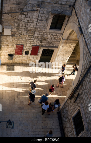 I turisti entrando in old town gate di Dubrovnik, Croazia, Maggio 2009 Foto Stock