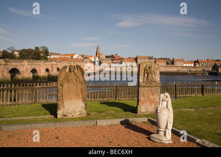 Hotel a Berwick On Tweed Northumberland England Regno Unito guardando attraverso il fiume Tweed al molo su strada e le mura della città da Tweedmouth Foto Stock