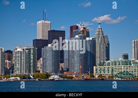 La CN Tower e il Toronto waterfront;Porto e sviluppo con edifici per uffici e condomini Foto Stock