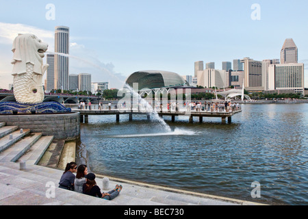 Statua Merlion e l'Esplanade nel centro cittadino di Singapore Foto Stock