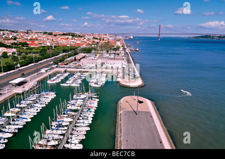 Il Portogallo, Lisbona: vista de marina di Belem e il fiume Tago dalla sommità del Monumento delle Scoperte Foto Stock