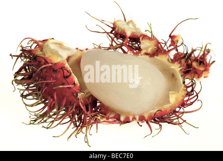 Un rambutan con il guscio pelato via per rivelare il frutto all'interno. Rambutan è il frutto dell'albero Nephelium lappaceum Foto Stock