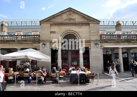 Ristorante esterno, Covent Garden Piazza, Covent Garden, la City of Westminster, Londra, Inghilterra, Regno Unito Foto Stock