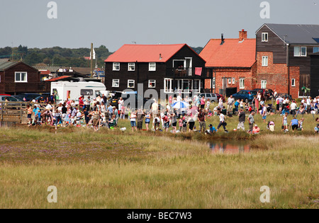 Pescato granchi della concorrenza a Walberswick Suffolk attira grande folla di adulti e bambini con i secchi di reti e linee di granchio Foto Stock