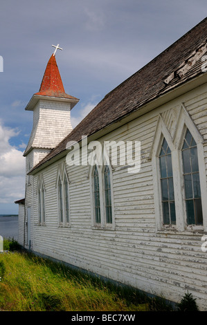 Piegate il campanile con la croce di Cristo Anglicana Chiesa a Clarke's Head Gander Bay Terranova Foto Stock