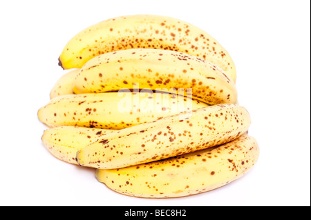 Un grappolo di banane con pelle di doratura su sfondo bianco Foto Stock