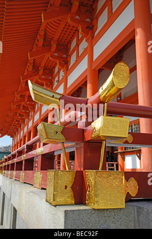 Estremità in ottone e piastre di giunzione attaccato a Vermiglio travi in legno al Jingu Heian (Heian-Jingu) Santuario, Kyoto, Giappone Foto Stock