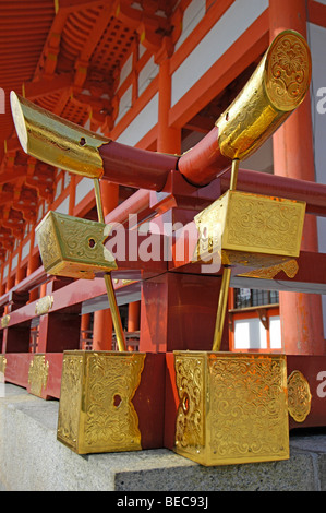 Estremità in ottone e piastre di giunzione attaccato a Vermiglio travi in legno al Jingu Heian (Heian-Jingu) Santuario, Kyoto, Giappone Foto Stock