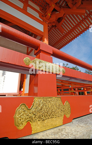 Estremità in ottone e piastre di giunzione attaccato a Vermiglio travi in legno al Jingu Heian (Heian-Jingu) Santuario, Kyoto, Giappone Foto Stock