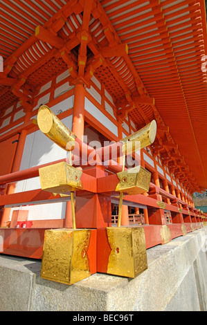 Estremità in ottone e piastre di giunzione attaccato a Vermiglio travi in legno al Jingu Heian (Heian-Jingu) Santuario, Kyoto, Giappone Foto Stock