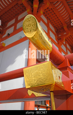 Estremità in ottone e piastre di giunzione attaccato a Vermiglio travi in legno al Jingu Heian (Heian-Jingu) Santuario, Kyoto, Giappone Foto Stock