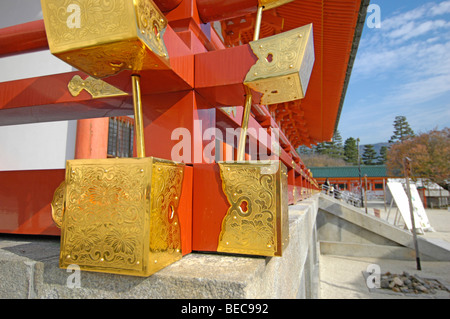 Estremità in ottone e piastre di giunzione attaccato a Vermiglio travi in legno al Jingu Heian (Heian-Jingu) Santuario, Kyoto, Giappone Foto Stock