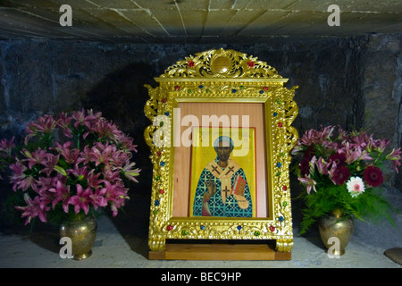 Immagine circondata da fiori all interno della chiesa di San Lazzaro di Larnaca, Cipro. Foto Stock