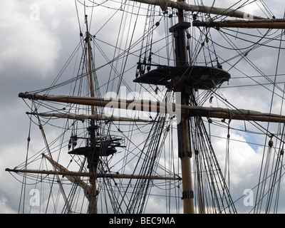 A montanti i longheroni e le manovre della replica della nave a vela Grand Turk nel porto di Whitby Foto Stock