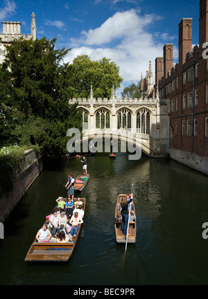 Punt imbarcazioni presso il Ponte dei Sospiri al st. John's College di Cambridge, Cambridgeshire, Regno Unito. Foto Stock