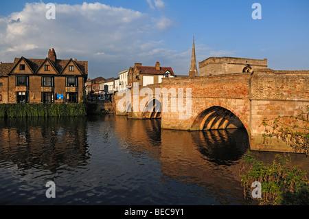 Il vecchio ponte sul fiume Ouse nella luce della sera, St Ives, Bridge Street, Cambridgeshire, England, Regno Unito, Europa Foto Stock
