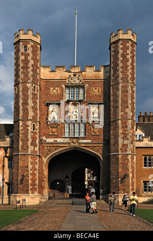 Gate al Trinity College, fondata nel 1546 da Enrico VIII, dal cortile, Trinity Street, Cambridge, Cambridgeshire, Inghilterra, Foto Stock