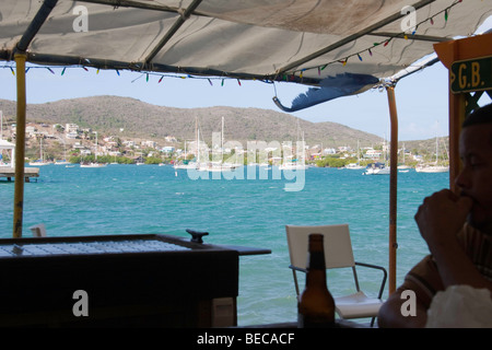 Una vista dell'ancoraggio dal gommone Ristorante Dock in Dewey, Isla de Culebra, PR (Ensenada Honda) Foto Stock