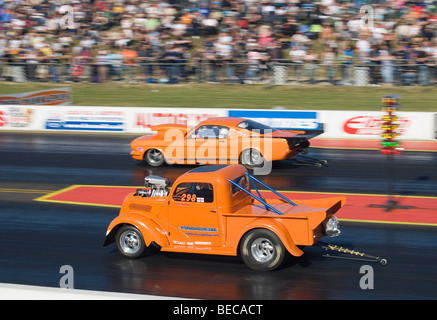 Dragsters racing alla FIA European Drag Racing Championship finali a Santa Pod, Inghilterra. Foto Stock