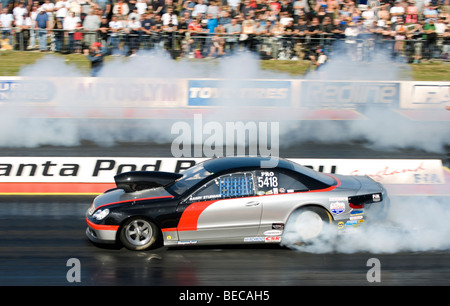 FIA Pro Stock dragster pilotato da Harald Sturhan presso la FIA European Drag Racing Championship finali a Santa Pod, Inghilterra Foto Stock