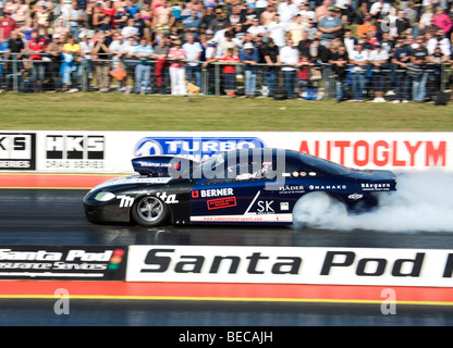 FIA Pro Stock dragster pilotato da Richard Sundblom presso la FIA European Drag Racing Championship finali a Santa Pod, Inghilterra. Foto Stock