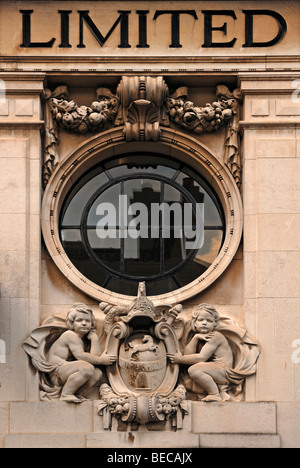 Edificio storico, dettagli di Lloyds Bank Limited, con figure, la Collina di Mercato, St. Ives, Cambridgeshire, England, Regno Unito Foto Stock