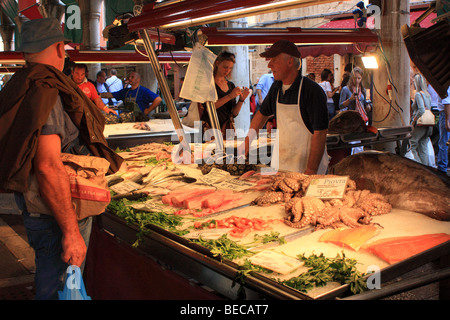 Rialto Mercato del pesce, Venezia, Italia Foto Stock