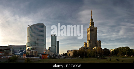 Grattacieli e Palazzo della Cultura, Palac Kultury, nel centro di Varsavia, Polonia, Europa Foto Stock